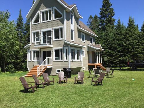 Magnificent Riverside Bright Chalet with Spa in Chertsey (QC)