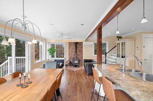 Magnificent Riverside Bright Chalet with Spa in Chertsey (QC)