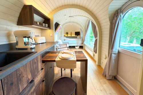 Friday Inn Igloo - Jacuzzi incalzit, Foisor cu incalzire infrarosu si videoproiector, Intimitate, Na in Komarnika