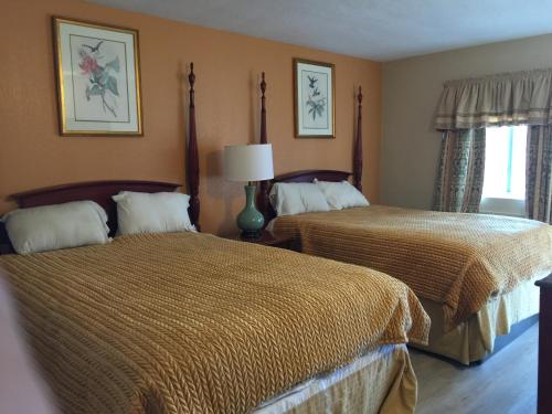 . Pelican Inn & Suites