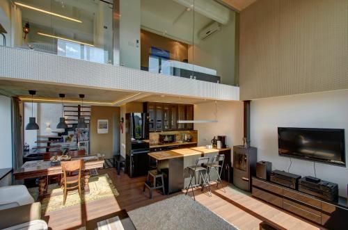 Loft 66 Panoramic View - image 9