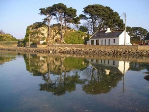 Reposant, Calme, Vue Mer imprenable à 2 m de l'eau, Petit Port Typique Breton gîte à louer Buguélès