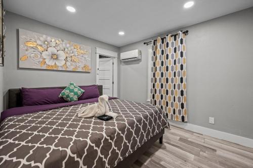 Cozy & Chic Apt King Bed -Free Parking near พิพิธภัณฑ์รถศิลปะ