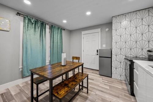 Cozy & Chic Apt King Bed -Free Parking near พิพิธภัณฑ์รถศิลปะ