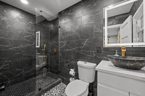 Cozy & Chic Apt King Bed -Free Parking near พิพิธภัณฑ์รถศิลปะ