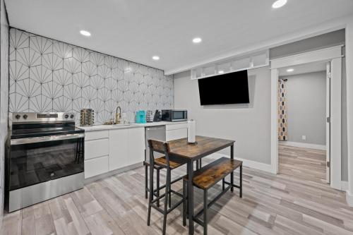 Cozy & Chic Apt King Bed -Free Parking near พิพิธภัณฑ์รถศิลปะ