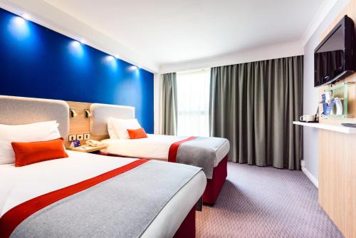 Holiday Inn Express Portsmouth Gunwharf Quays an IHG Hotel - image 6