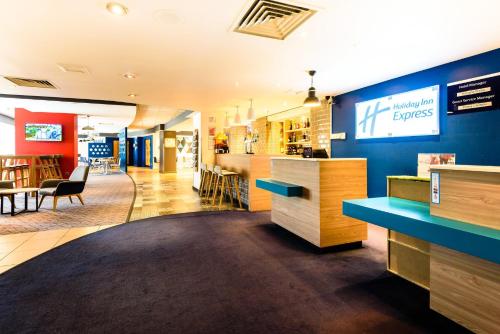 Holiday Inn Express Portsmouth Gunwharf Quays an IHG Hotel - image 7
