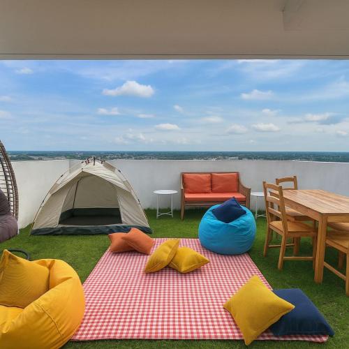 2BR The Chill Loft by The Bali Corner at Azure North Penthouse Big Balcony, Pool amenities and Mount Arayat View, San Fernando