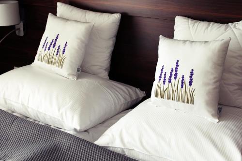 3 twin beds
