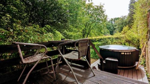 Pezsgőfürdő, East Cottage at Powis House Estate in Észak-Stirling