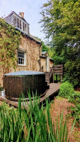 Pezsgőfürdő, East Cottage at Powis House Estate in Észak-Stirling