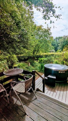Pezsgőfürdő, East Cottage at Powis House Estate in Észak-Stirling