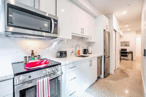 The Roland - Inviting 2BR Basement Suite in Downtown Toronto - image 3