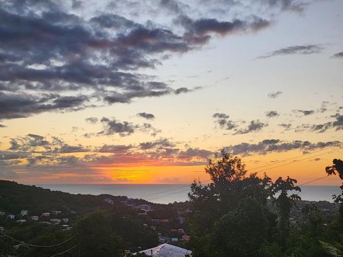 Nia's Hillside Apartment - Amazing Scenery in Marisule