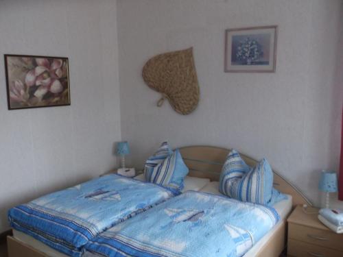 3 twin beds