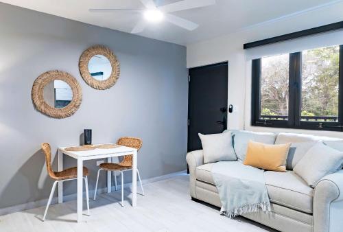 AQUA Villas Del Mar Apt 4 - 2BR Beachside Escape with Walkable Dining – khách sạn tại Dorado