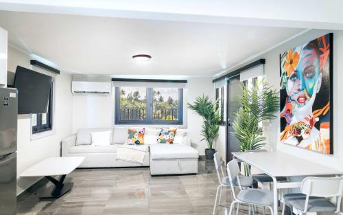 . AQUA Villas Del Mar PH 9 - 2 BR Beachside Gem with Sublime Ocean Views