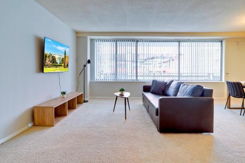 Bright Apt - Gym Access & Great Location