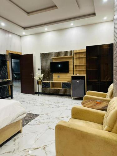 Executive Suite image 3