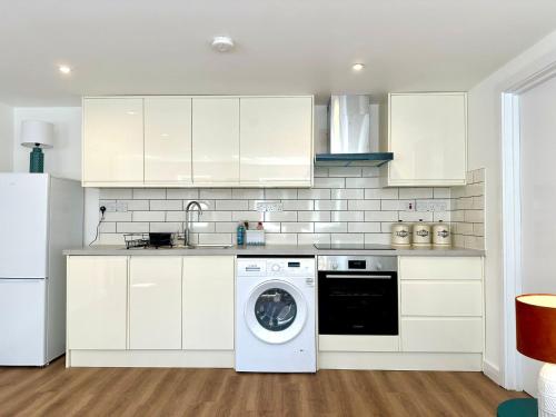 Delightful 2 bed detached bungalow Cotswolds edge in North Leigh