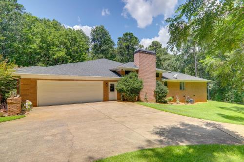 4 Mi to UGA Pet-Friendly Home in Athens in Athens, USA