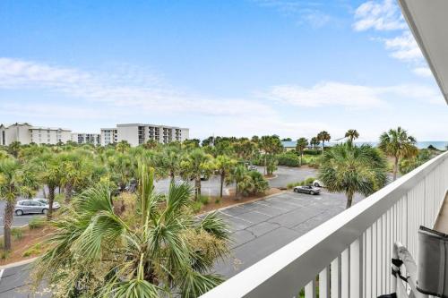 Paget 203 OV 3BR3BA wKitchen & Balcony - image 10