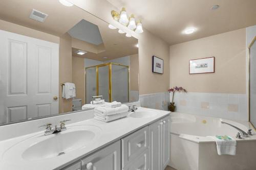 Paget 203 OV 3BR3BA wKitchen & Balcony - image 2