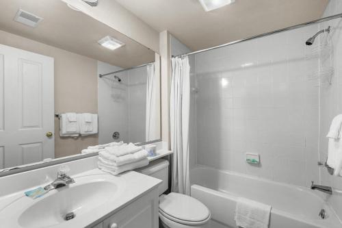 Paget 203 OV 3BR3BA wKitchen & Balcony - image 5