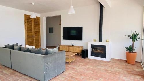 Villa QueSeraSera 4 bedrooms heated pool & sea view gîte à louer Agostos