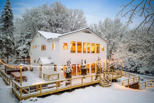 Maple Pine w Hot Tub Pool Table 3min to Mount Snow