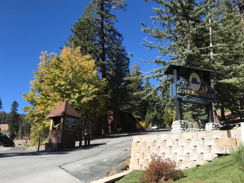 Mammoth Ski & Racquet Club #66 detail