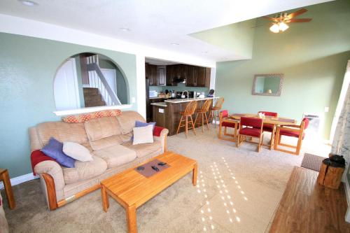 Mammoth Ski & Racquet Club #66 - image 10