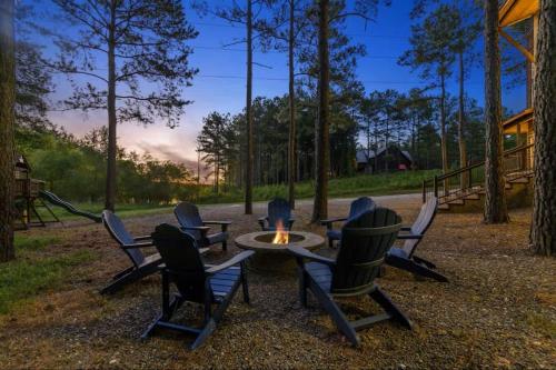 Spacious 5BR with Pond - Hot Tub - Games - Sleeps 19, Broken Bow (Foto 9)