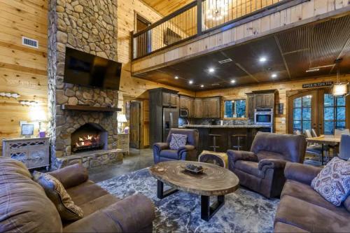Spacious 5BR with Pond - Hot Tub - Games - Sleeps 19, Broken Bow (Foto 5)