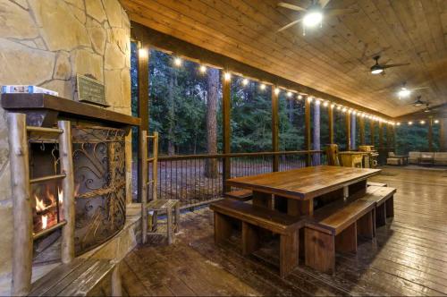 Spacious 5BR with Pond - Hot Tub - Games - Sleeps 19, Broken Bow (Foto 8)