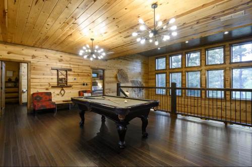 Spacious 5BR with Pond - Hot Tub - Games - Sleeps 19, Broken Bow (Foto 7)