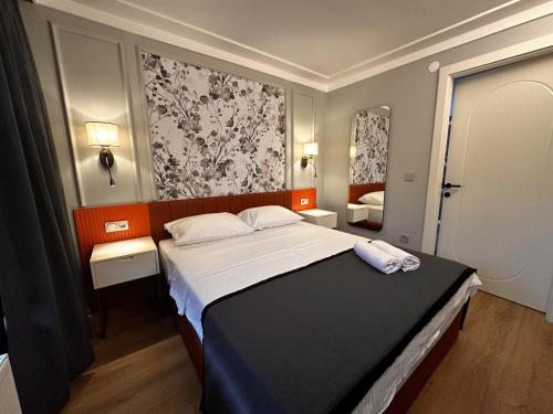 1 queen bed, 1 sofa bed