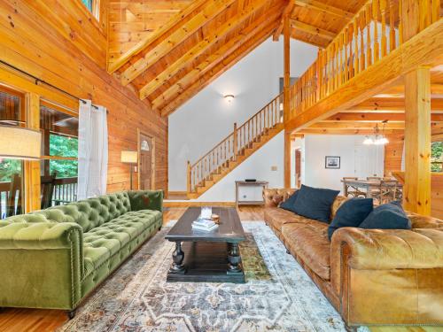 Cabin 3 Miles off I-40-hot tub-firepit-secluded better than a Hotel in Marion (NC)