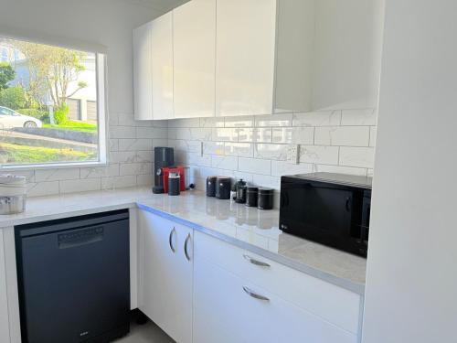 Facilities, Renovated Entire 2BR Flat, Comfort, Scenic Views, Free Parking & 10 min to Ferry in North Wellington