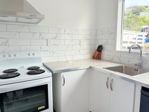 Renovated Entire 2BR Flat, Comfort, Scenic Views, Free Parking & 10 min to Ferry in North Wellington