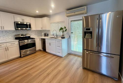 PRIVATE modern studio Guesthouse - Beverly Hills, CA