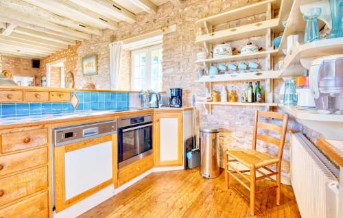 virtuve, Gorgeous Home In Marnac in Marnac