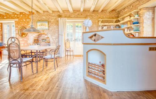 virtuve, Gorgeous Home In Marnac in Marnac