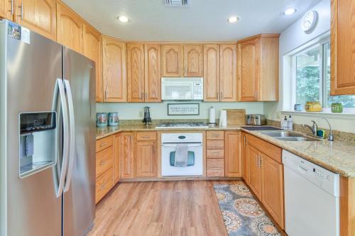 Pine Mountain Retreat with Deck about 2 Mi to Lake! - image 10