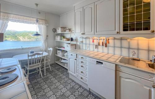 Konyha, 3 Bedroom Amazing Home In Farsund in Farsund
