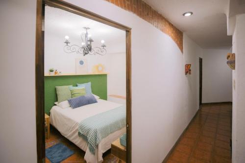 Room #1460527301 image 10