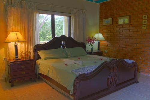 Sea Eye Hotel - Tropical Building in Utila