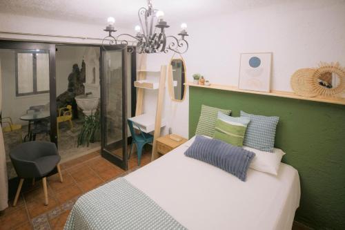 Standard Double Room with Shared Bathroom image 10