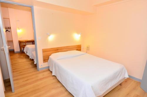 1 double bed, 2 twin beds